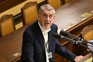 Babiš si spletl tribunu a blokuje práci Sněmovny svojí obhajobou - Novinky